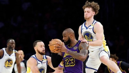 40岁零38天！詹皇轰42+17+8创神迹超乔丹+扎心库里