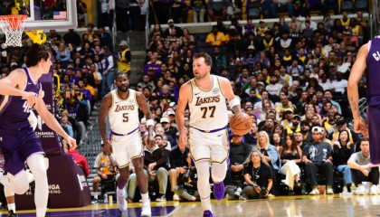 开云官网-东契奇故意滑倒轰进神仙三分，赛后说是故意的！连续两场三节打卡|国王|湖人|卢卡-东契奇|洛杉矶湖人队|nba_新浪体育_新浪新闻