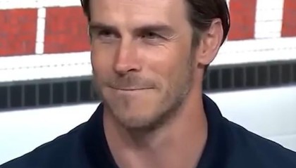 开云官方网站-贝尔谈皇马任意球分工：右边归我，左边归C罗，中间靠猜拳决定